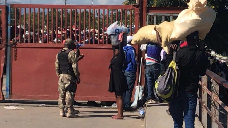 Haitianos cierran frontera con Dajabón por restricciones en venta de gasolina en RD