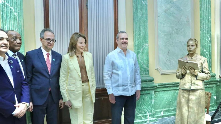 Abinader encabeza encuentro con poetas en el Palacio Nacional