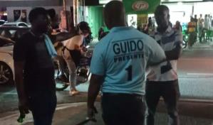 Revendedores ofertan boletas de Bad Bunny a la entrada del Estadio Olímpico