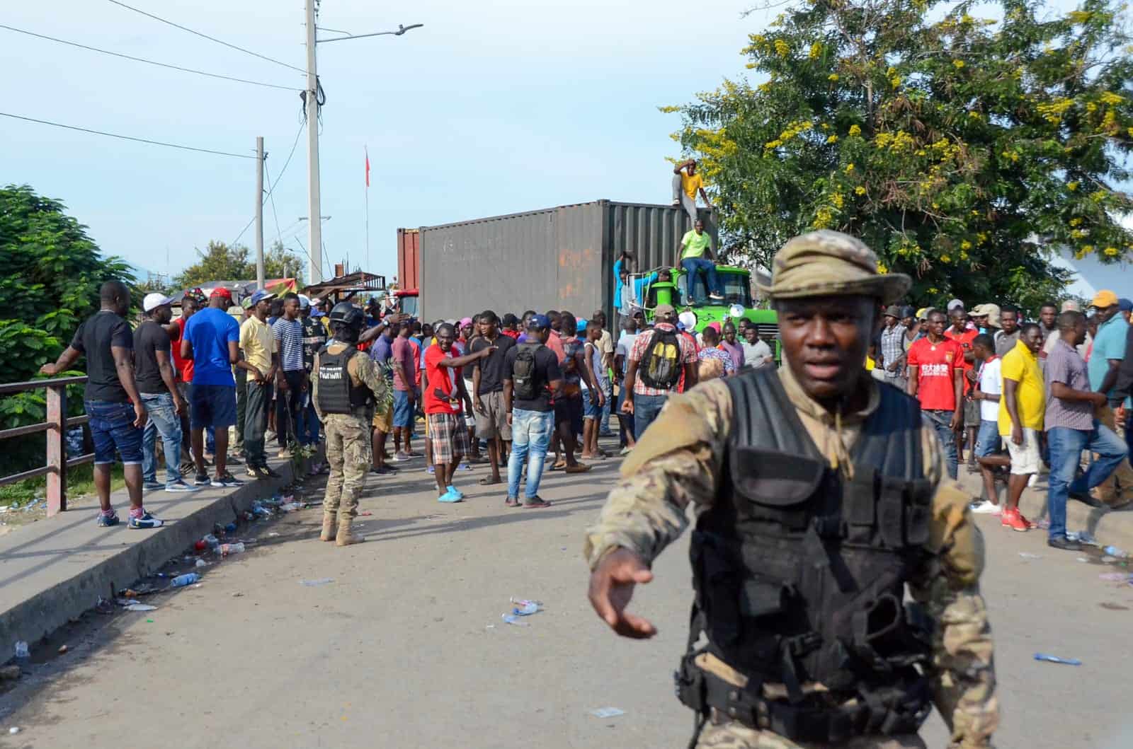 Uno de los militares en la frontera 