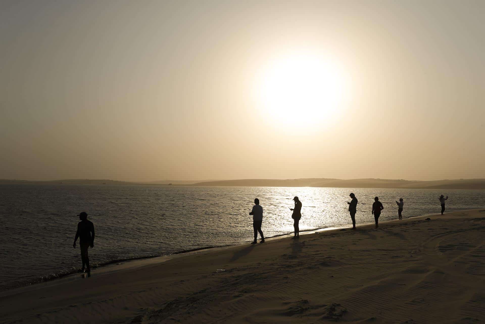 Varios turistas en el Mar Interior o Khor Al Adaid del desierto de Catar en una imagen tomada el 16/09/2022. <br>