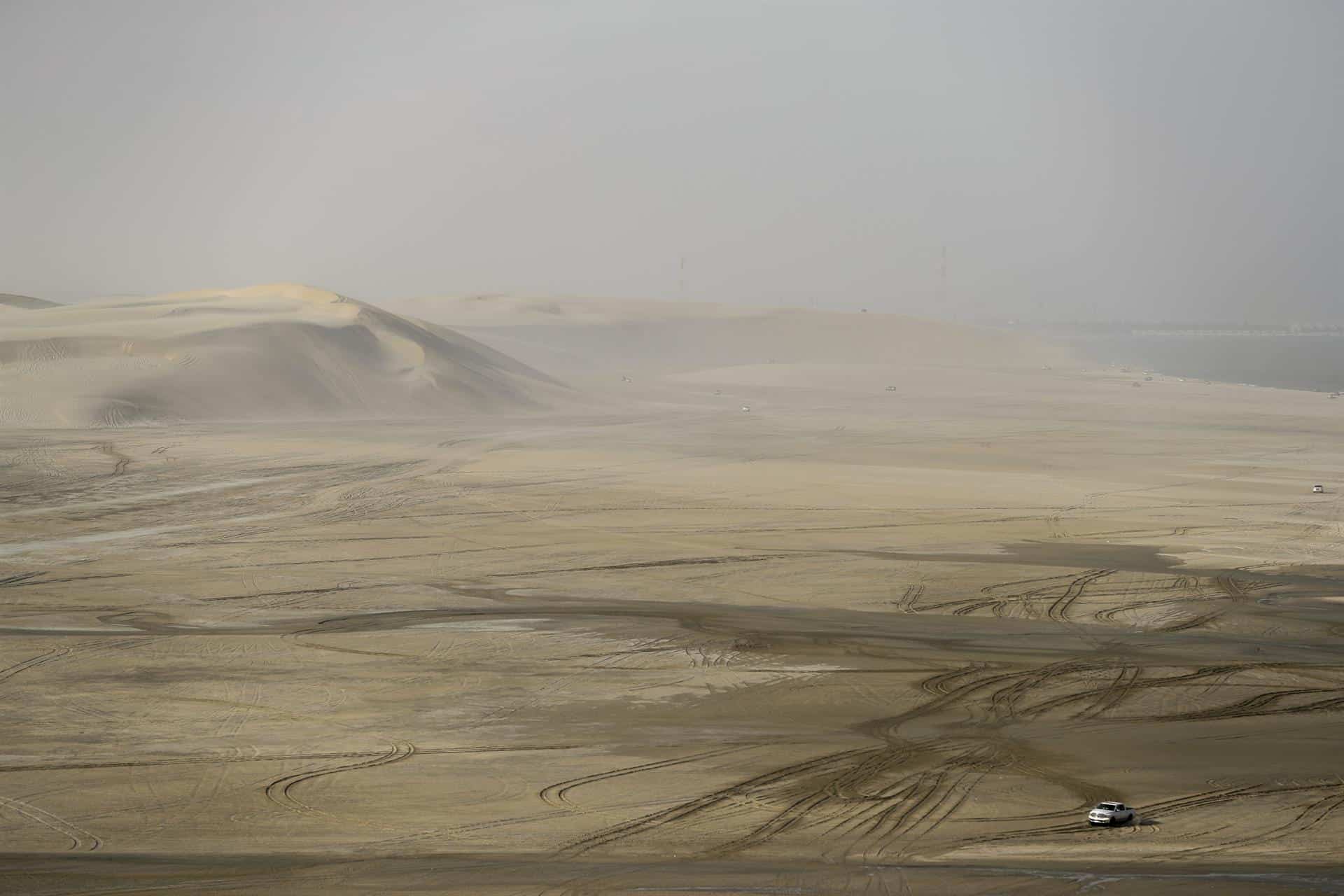  Un todoterreno circula por el desierto de Catar en una imagen tomada el 16/09/2022. <br>