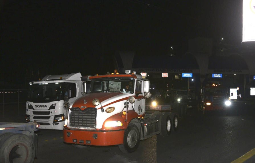 Camioneros paralizan unidades en puerto de Haina Oriental