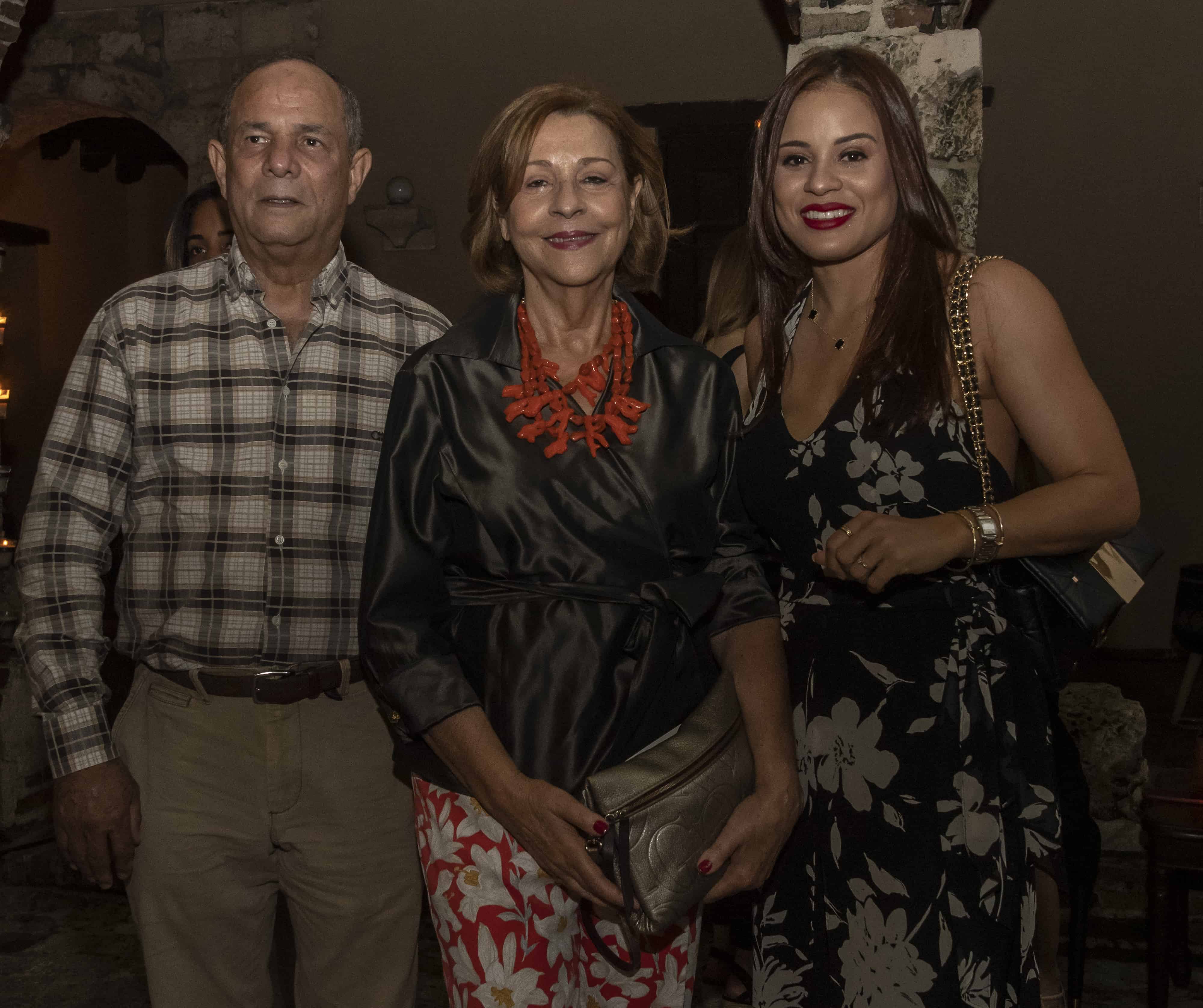 Santiago Amaro, Carmen de Amaro y Yvelia Batista.