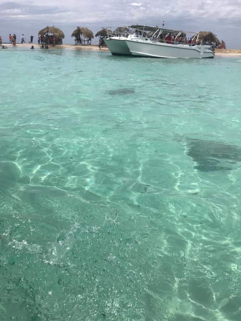 Botes, yolas y catamaranes anclan en los alrededores.