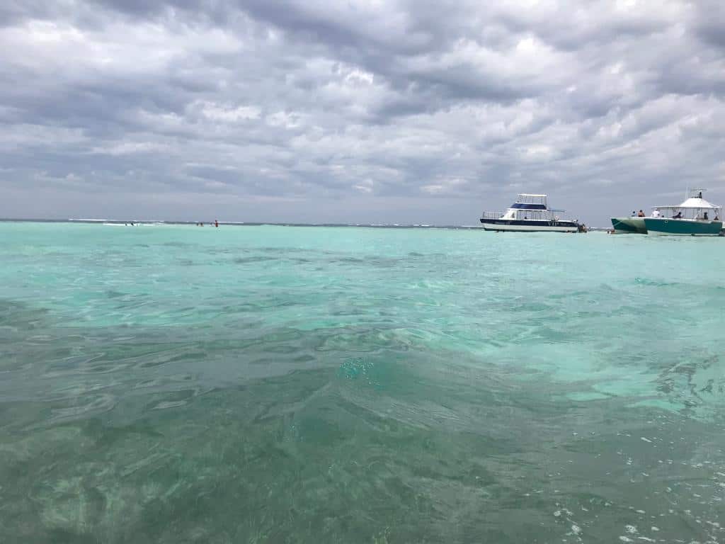 Al alejarse de Cayo Arena, las aguas del mar varían un tono azul ocuro, pero igual de maravilloso.