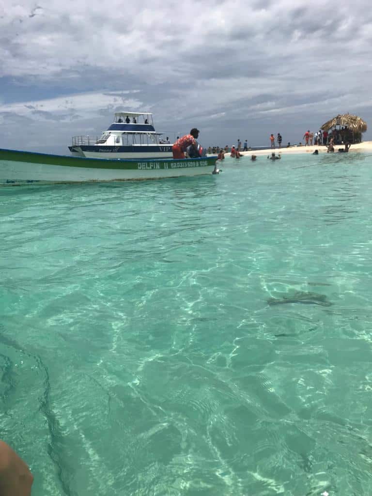 Este pequeño paraíso puede describirse como una gran piscina por su baja profundidad.