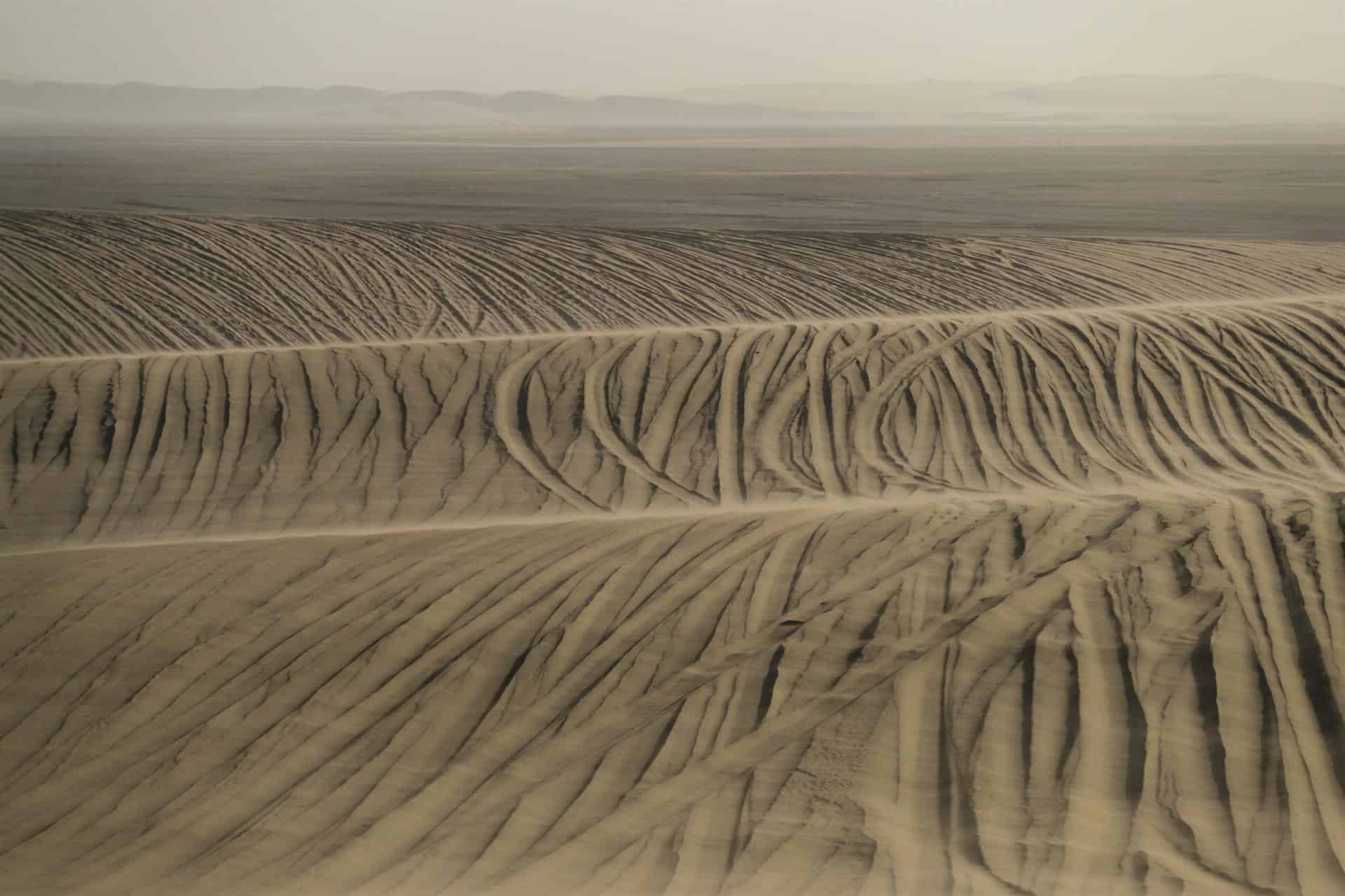 Vista de las marcas de ruedas en las dunas del desierto de Catar en una imagen tomada el 16/09/2022. <br>