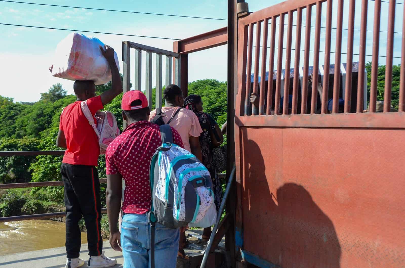 Haitianos cruzando frontera 