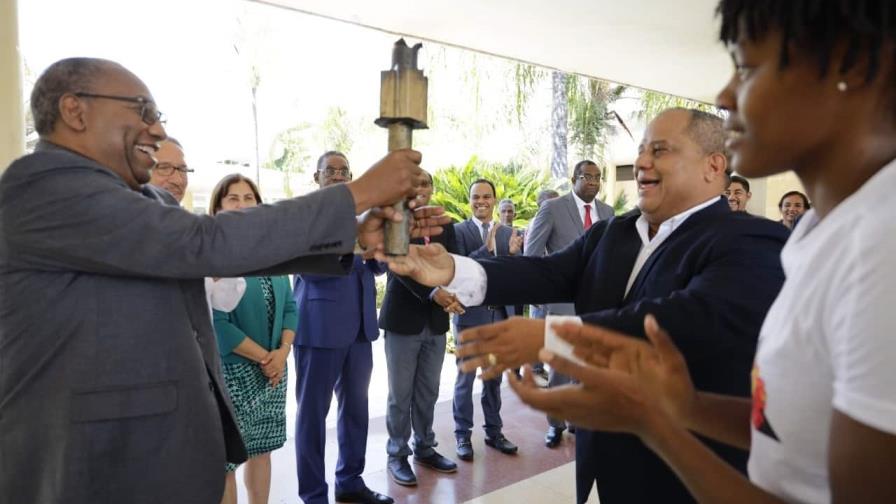 Marileidy Paulino entrega al rector de la UASD la antorcha de los Juegos Tony Barreiro Marileidy Paulino entrega al rector de la UASD la antorcha de los Juegos Tony Barreiro