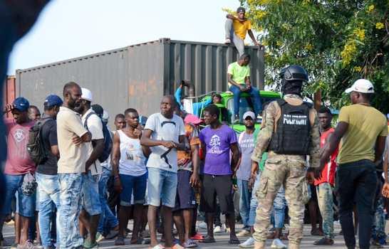 Haitianos mantienen cerrado el portón fronterizo en Dajabón