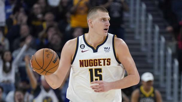 VIDEO | Nikola Jokic logra triple-doble y Nuggets vencen a Warriors