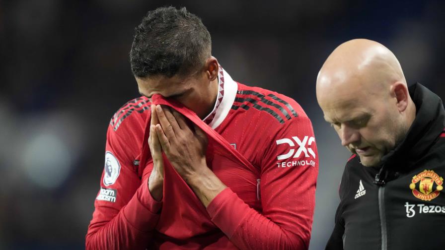 Varane abandona juego del United entre lágrimas por lesión