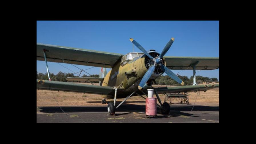 Un piloto cubano se desvía y aterriza en el sur de Florida en una antigua avioneta rusa