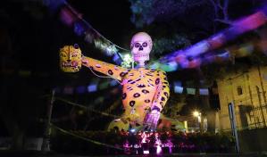 Instalan calaveras gigantes en el centro de México previo al Día de Muertos