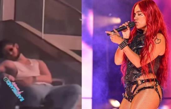 Video | Fanático se duerme durante concierto de Karol G y esta fue la reacción de la cantante