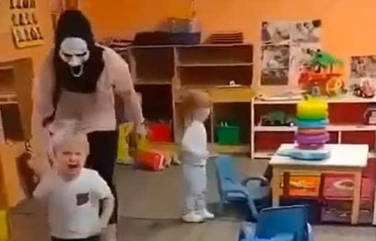 Video | Empleadas de una guardería aterrorizan a niños con máscaras de Scream