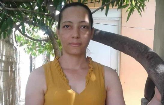 Familiares reportan como desaparecida a mujer 45 años en Santiago