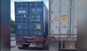 Burrada en el tr&aacute;nsito: patana remolca a otra en paralelo