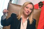 La ultraderechista Meloni, primera mujer en dirigir Italia, asume oficialmente su cargo