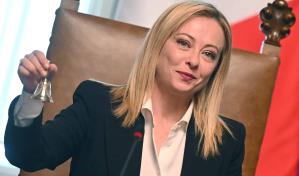 La ultraderechista Meloni, primera mujer en dirigir Italia, asume oficialmente su cargo