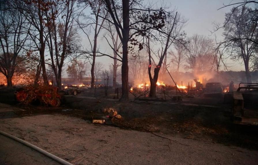 Incendio forestal deja quemada mitad de poblado en Missouri