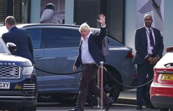 Boris Johnson regresa a Londres; rumores de que se postulará