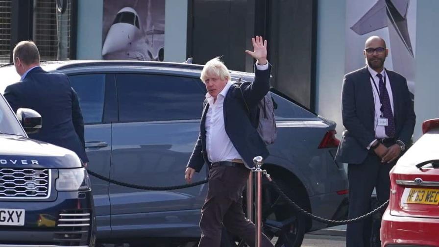 Boris Johnson regresa a Londres; rumores de que se postulará