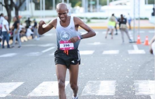 Abren calles cerradas por maratón en Santo Domingo