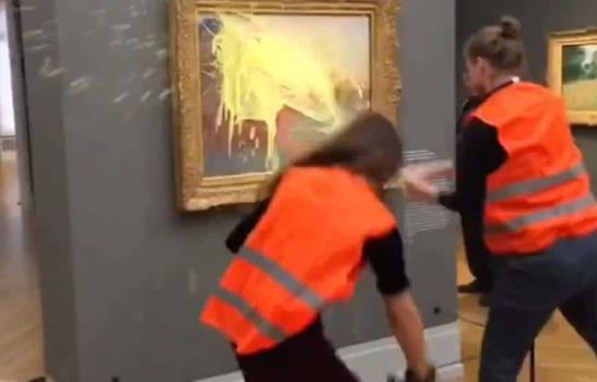 Activistas del clima lanzan puré de papa contra pintura de Monet en Alemania