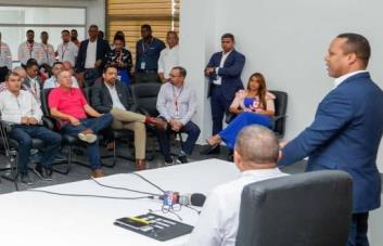 Administrador de Edesur se reúne con banilejos para tratar facturación de energía eléctrica