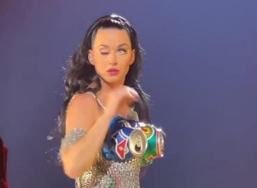 El extraño movimiento de ojo de Katy Perry en pleno concierto