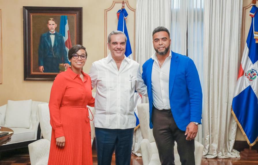 Nelson Cruz y su hermana gobernadora llevan necesidades de Montecristi al presidente Abinader