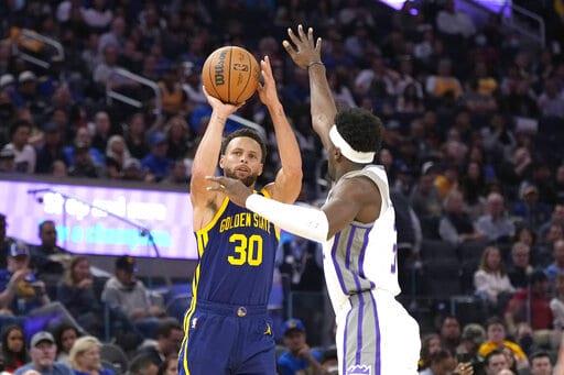 Stephen Curry anota 33 puntos y Warriors vencen a Kings