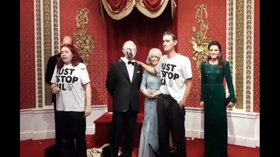 Activistas arrojan tartas al rostro de la figura de cera de Carlos III