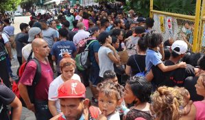 Venezolanos piden asilo en frontera sur de México para evitar deportación