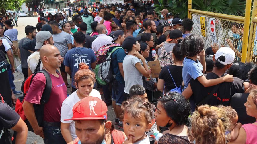 Venezolanos piden asilo en frontera sur de México para evitar deportación