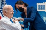 Biden recibe una tercera dosis de refuerzo contra el COVID-19