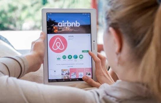 Airbnb cerró su primer año rentable en 2022, con beneficios de 1,893 millones