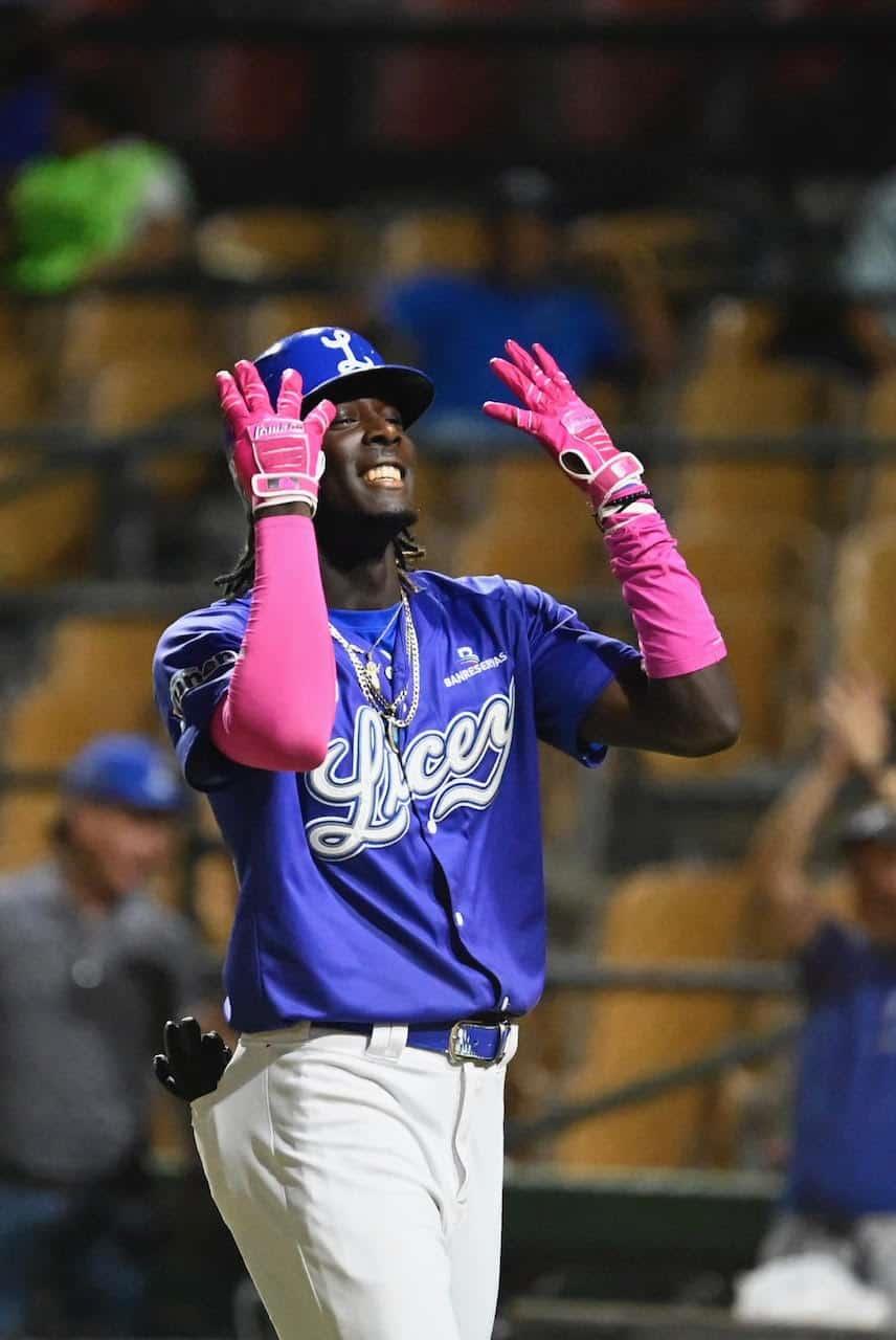 Elly de la Cruz, del Licey, tendencia en Twitter en RD después de su jonrón por los 411