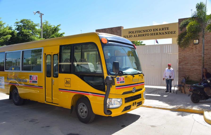 El Ministerio de Educación asumirá el transporte escolar, según decretó Abinader