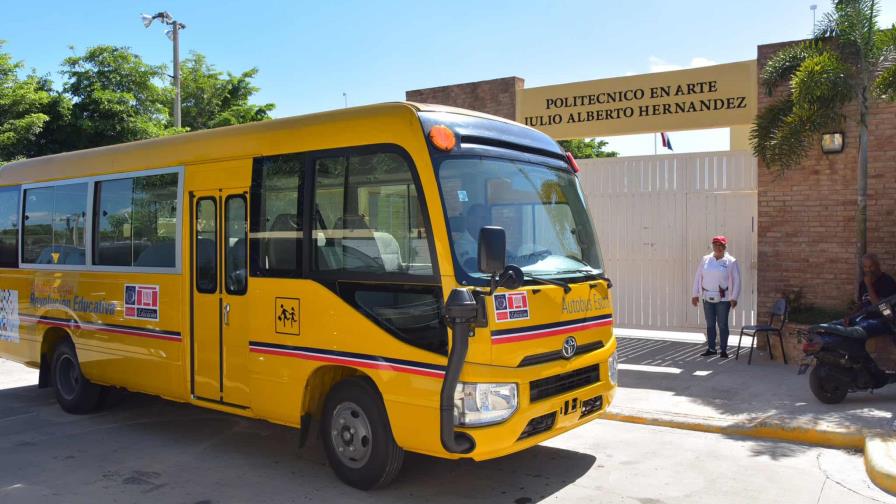 El Ministerio de Educación asumirá el transporte escolar, según decretó Abinader