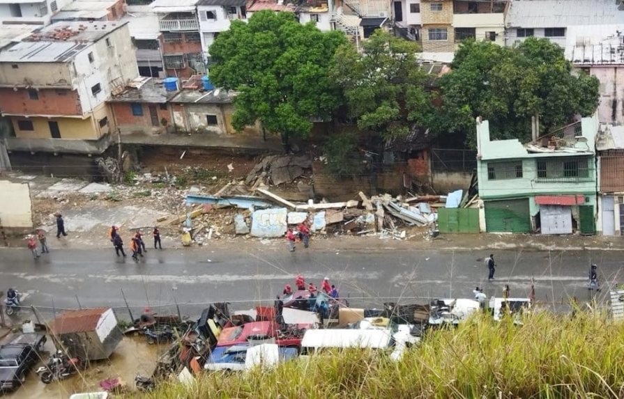 Una docena de casas derrumbadas en Caracas a causa de las lluvias