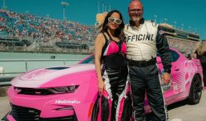 Natti Natasha se desempe&ntilde;&oacute; como piloto honoraria carrera de playoffs de la NASCAR Cup Series