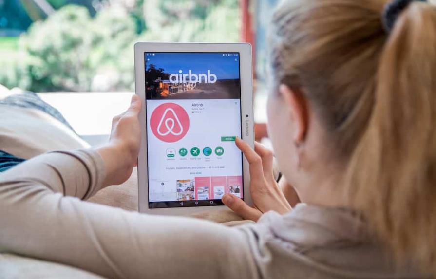 Las mujeres que rentan Airbnb en EEUU ganan menos que los hombres