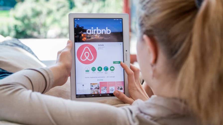 Las mujeres que rentan Airbnb en EEUU ganan menos que los hombres