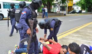 Dispersan a bombazos protesta de taxistas de Uber en Santiago