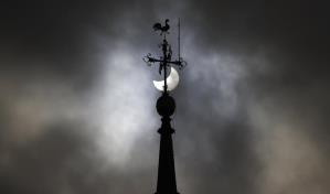 Un eclipse parcial le da un mordisco al Sol