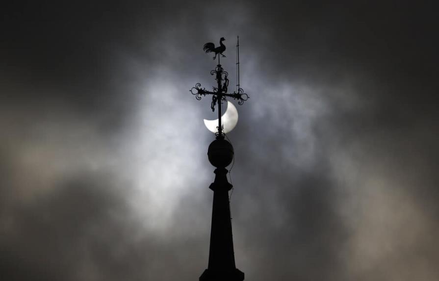 Un eclipse parcial le da un mordisco al Sol