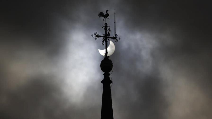 Un eclipse parcial le da un mordisco al Sol Un eclipse parcial le da un mordisco al Sol